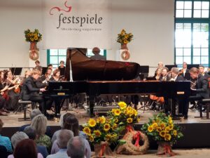 Die dt. Kammerphilharmonie Bremen mit Lucas und Arthur Jussen (c) Landgestüt Redefin