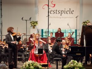 Das Konzerthausorchester Berlin mit Emmanuel Tjeknavorian, Harriet Krijgh und Kit Armstrong (c) Oliver Borchert