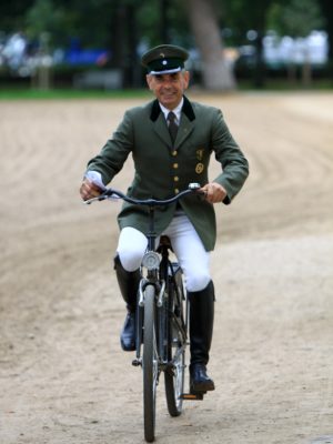 Rolf Günther auf dem Weg zur Hengstparade (c) S.Först